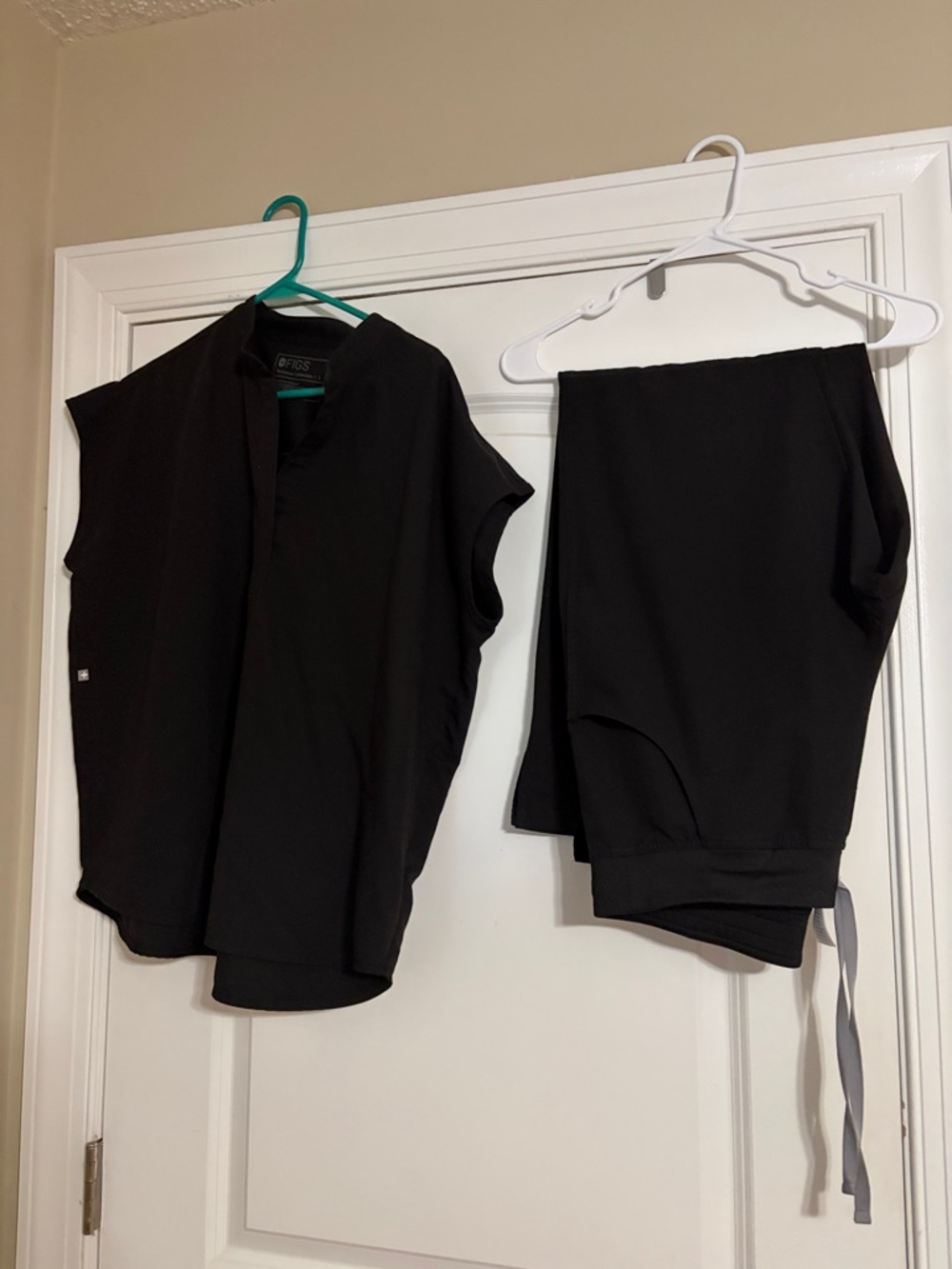 Figs Black Two-Piece Scrub Set - Top & Pants